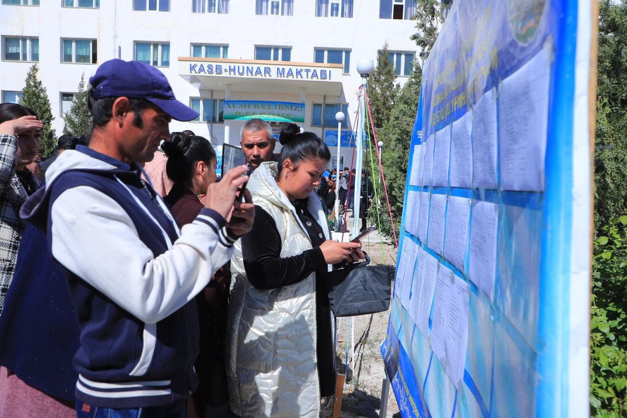 Aholi bandligini ta’minlash yuzasidan “Bo‘sh ish o‘rinlari mehnat yarmarkasi“ tashkil etildi