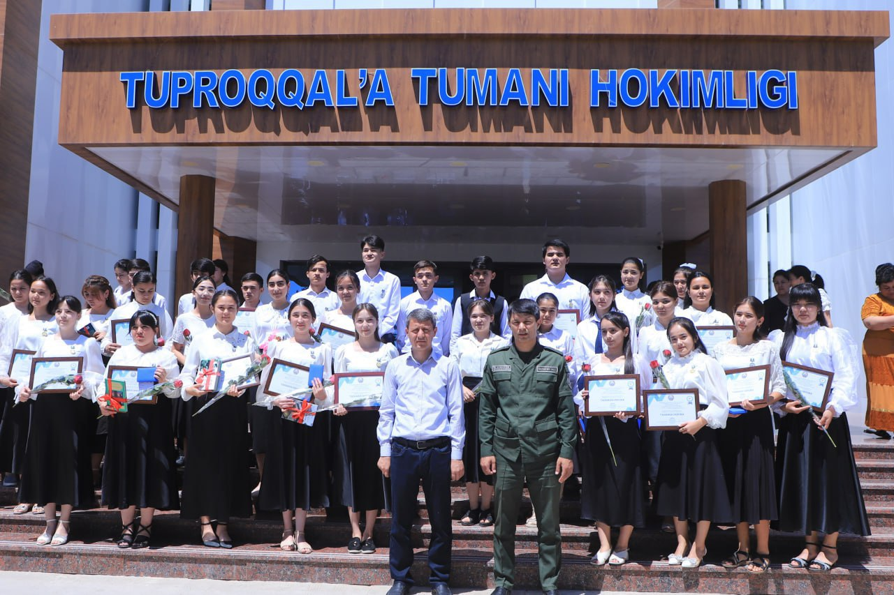 Maktab bitiruvchilariga oltin va kumush medallar topshirildi